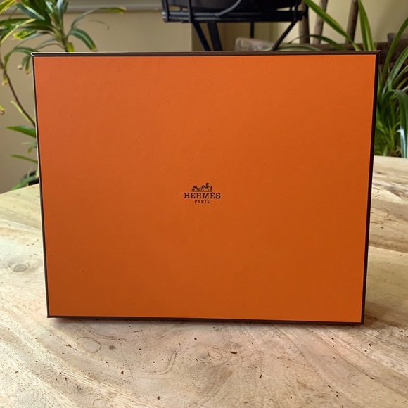 HERMÈS Giftbox w/ribbon - Small - Picture 1 of 6